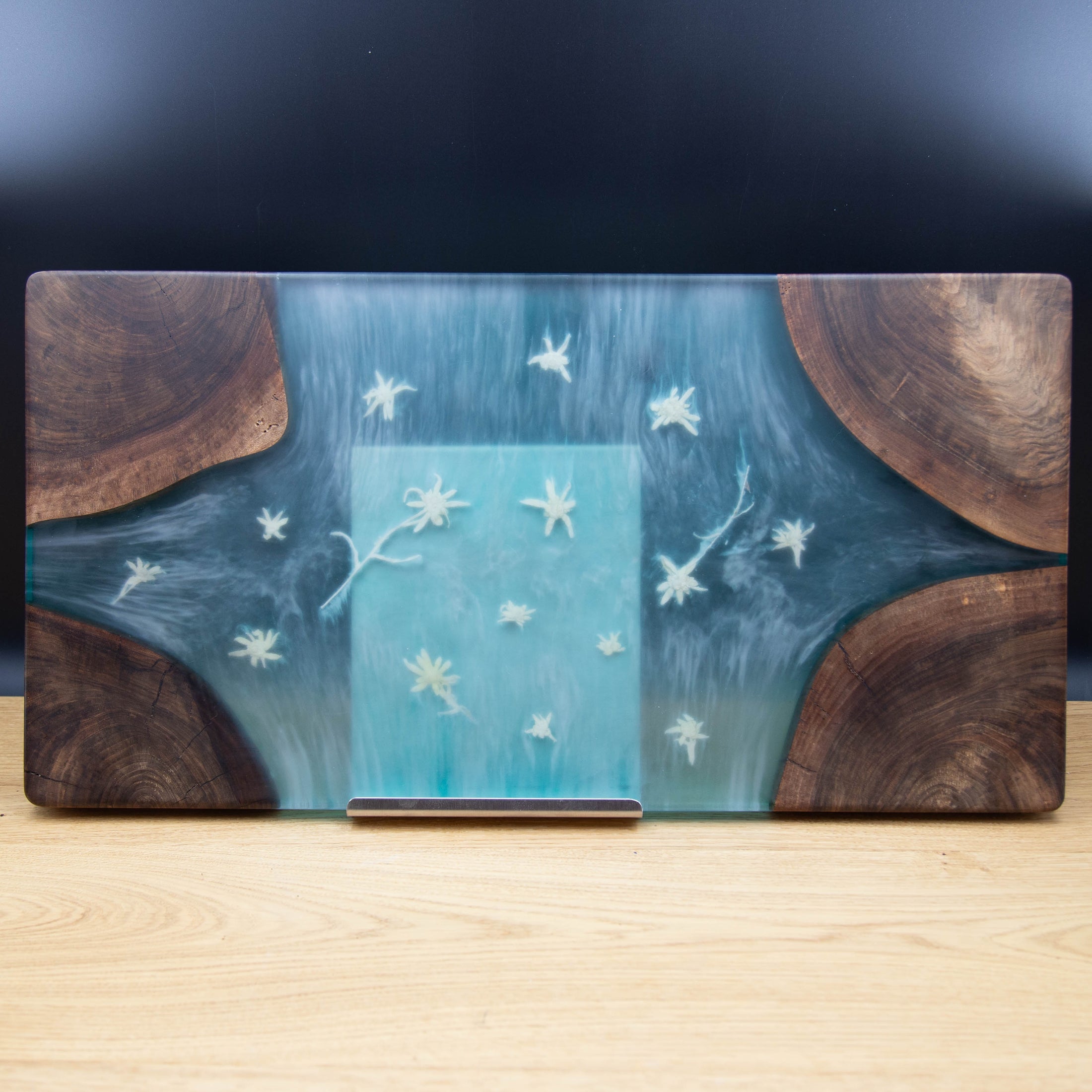 Servierbrett „Alpenseele“ – dunkle Nuss trifft auf edles Edelweiß