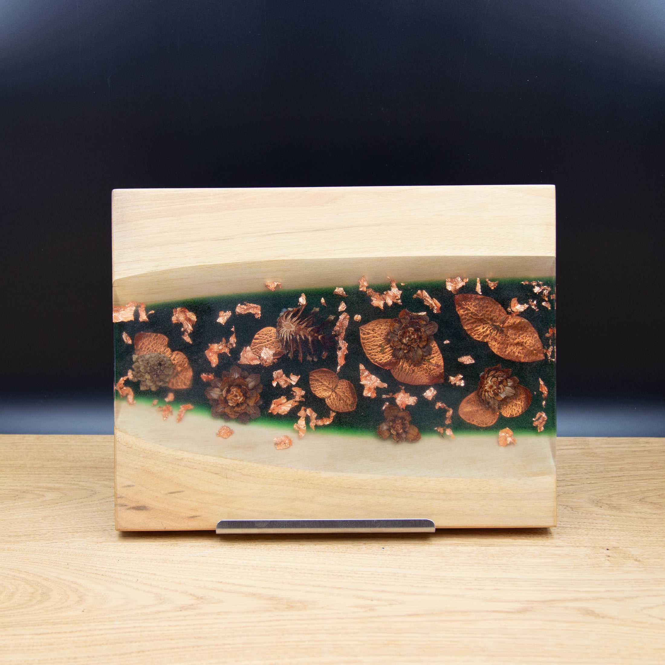 Servierbrett „Waldgold“ – Zapfen trifft Kupferglanz