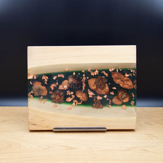 Servierbrett „Waldgold“ – Zapfen trifft Kupferglanz