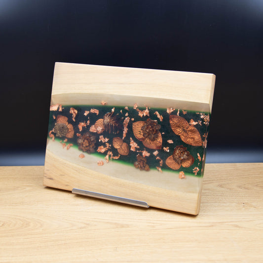 Servierbrett „Waldgold“ – Zapfen trifft Kupferglanz