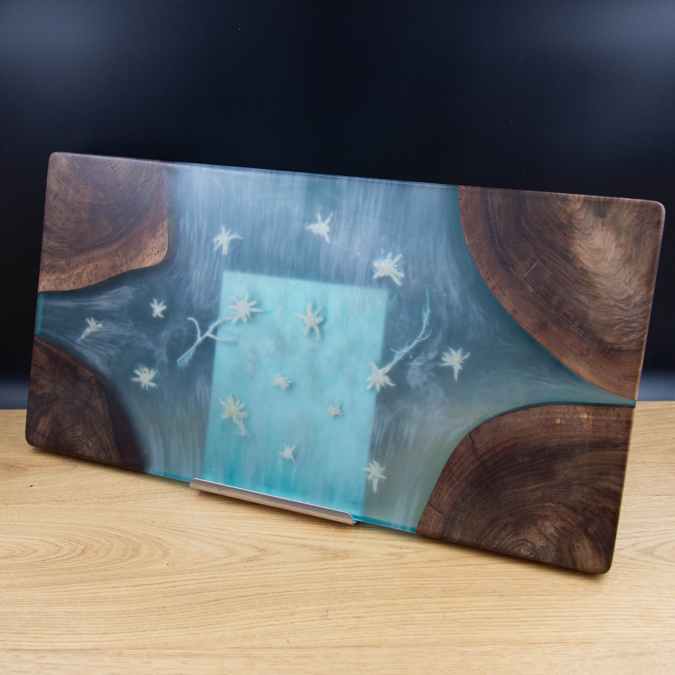 Servierbrett „Alpenseele“ – dunkle Nuss trifft auf edles Edelweiß