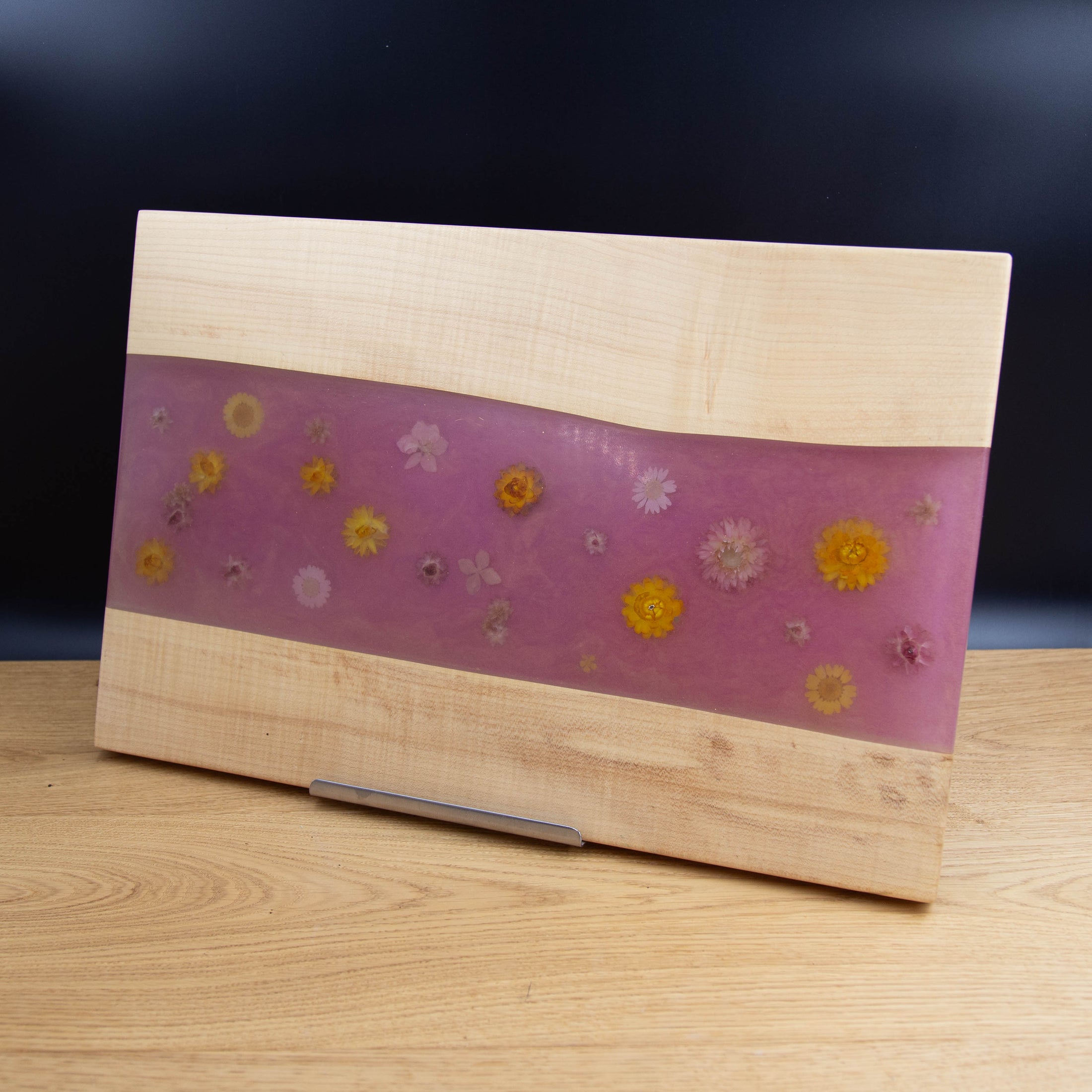 Servierbrett „Blumenzauber“ – Handgemacht aus Esche und Strohblumen