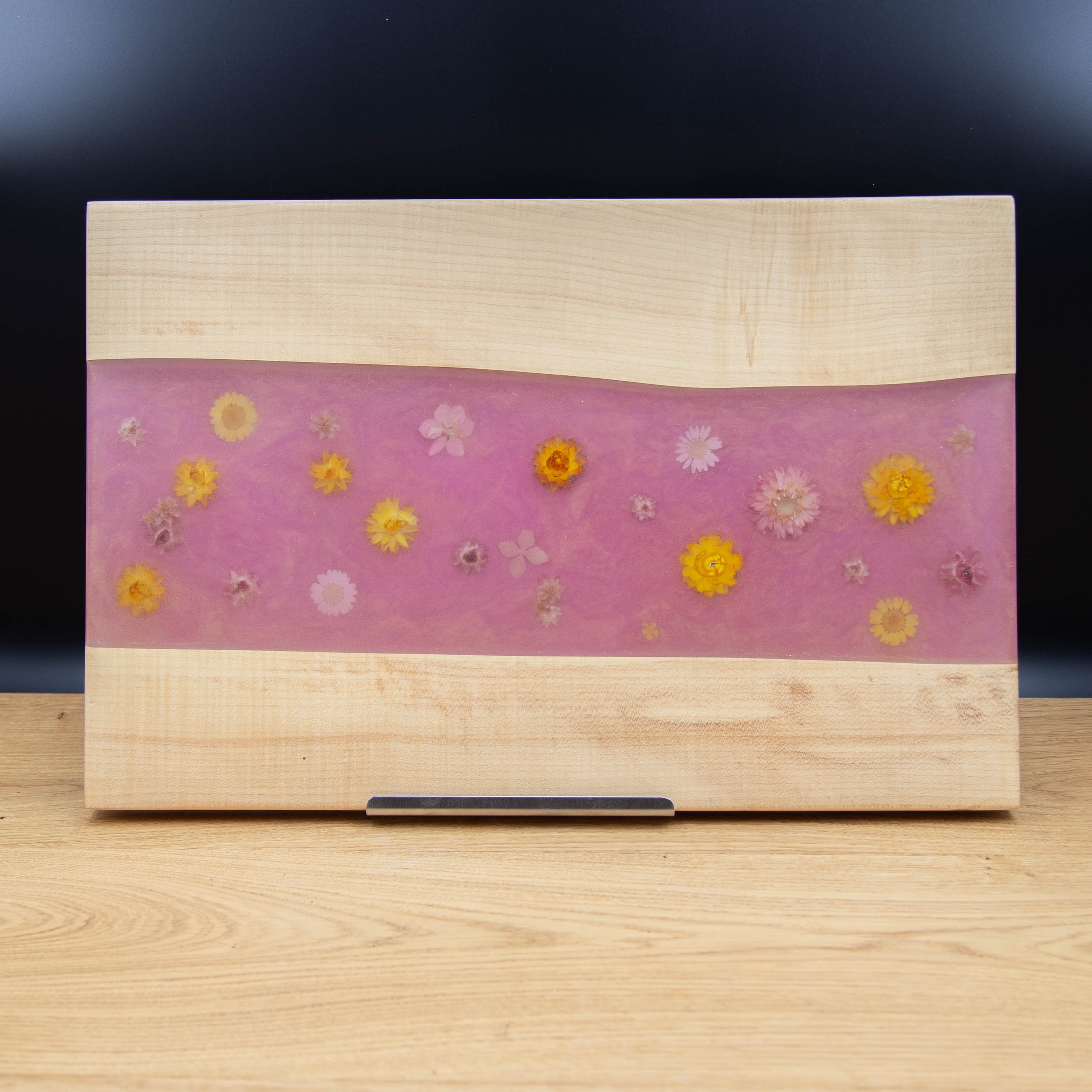 Servierbrett „Blumenzauber“ – Handgemacht aus Esche und Strohblumen